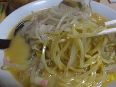 　日没後は、札幌市内の白樺山荘で「とんこつちゃんぽん麺」（９００円）を頂きましたよ。
（* ´－ω－）白樺山荘はゆで卵が無料で食い放題なのが良いよね。

　札幌で一泊。

～　続く　～