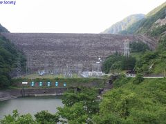【御母衣ダム】
1961年(昭和36年)竣工、ロックフィルダム。

総貯水容量370000千m3は、ロックフィルダムとしては徳山ダムに次ぎ国内第２位を誇る屈指のダムです。