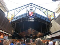 さて、ランブラ通りに戻りましょう。とすぐに、有名な「ボケリア市場」に着きます。いつも大勢の人でごった返している賑やかな市場です。

この「ボケリア市場」は、1217年に肉を売るための青空市場として「ボケリア広場」の辺りで始まりました。1470年12月以降は豚市場、1794年までには小麦市場として知られていましたが、公式には認められていませんでした。その後、主として肉屋と魚屋を含めた市場の計画が持ち上がり、1836年に正式に開業した市場です。
現在の市場は、サン・ジュゼップ修道院が1835年7月に焼き討ちにあい焼失した跡地にその5年後の1840年に、建築家「マス・ヴィラ」によりと建てられ、その後何度も変更されて1853年に完成したものです。