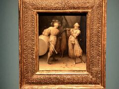 45枚目
ブリューゲル(父)最後の作品です。

Three Soldiers
21x18cm Oil on Panel 1568
「3人の兵士」

ニューヨークのフリックコレクションにあります。

没後450年の2018年にウィーンの美術史美術館で開催されたブリューゲル展にもこの「3人の兵士」は来ていました。
美術専門家、業界でもブリューゲル (父)の作品として認められているようです。

写真はウィーンでの展示の時のものです。