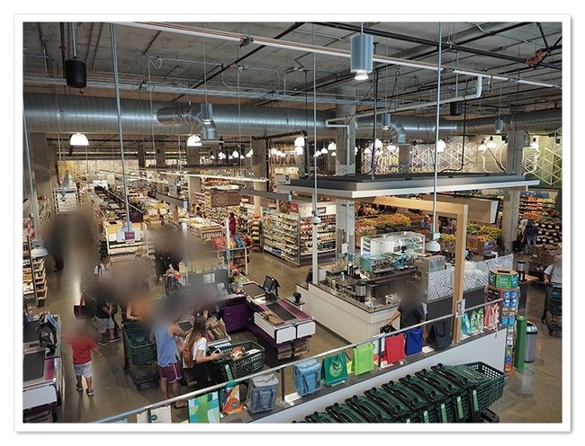 車を走らせやってきたのは<br />カカアコのホールフーズ<br />