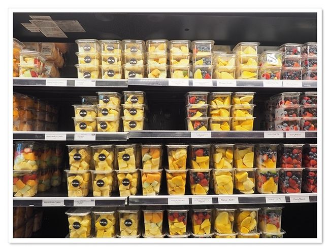 日本だとカットフルーツに手が伸びないけど<br />ハワイではマスト