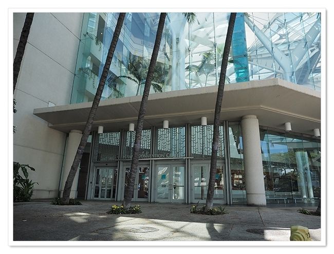 コンベンションセンターの前を通り<br />去年はここでB'zのお二人にあったんだよなぁ<br />2人の声をバックミュージックに<br />ウトウトしたなぁ←超贅沢<br />なんて思いながらホテルへGO