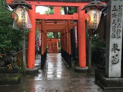 帰りに花園稲荷神社にお参り。
誰もおらずひっそりとしていて、赤い鳥居が神秘的で惹かれてしまったのです。