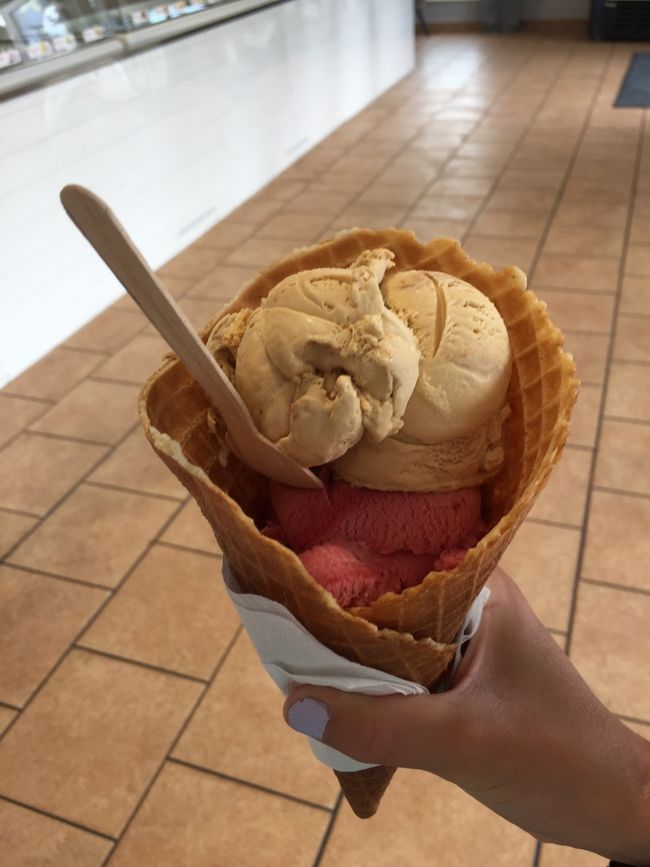 お店で焼かれているワッフルコーン。<br />お天気が崩れてきたのでアイスクリームを食べてから大雨＆雷の中を帰宅。