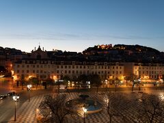 昨夜の長旅から一夜明け。夜明け前に目が覚めて、ロシオ広場を見てみると、高台の向こう側はもう朝日が昇り始めているようです。