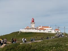 最後にロカ岬へ。ここもすごく混んでました。大型のバスが狭い道をどんどん通ってくるので、ドライバーも若干キレ気味。。岬のあたりってどこもこんな感じの荒涼とした雰囲気ですよね。好きですが。