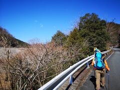 9時に「さわらびの湯」にある駐車場を出発し、まずは登山口のある有間ダム方面へ向かう。