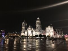 22:00
無事にソカロ到着。到着と同時に雨が止みました！
夜遅いですが、警官が多くて特に危険を感じることはありませんでした。
宿までは歩いてすぐですが一応小走りで向かいます！