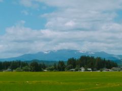 栗駒山のお膝元です。ちょっと小さいですが、山の左側の残雪が馬(駒)の形をしています。これが、栗駒の名前の由来だそうです。