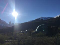 快晴で、遠くにタワーも見えます。
絶景の国立公園内に並ぶ、エコドーム。