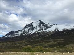 翌日のトレッキングがスタート。
Las Torres Trail、9時間、22km、高度差914m
Base Torresへのトレッキング。
Torres del Paine (2,900m)
かなりの強行ですが、脚力が持てば、スリータワーの下まで行かれるはずです。