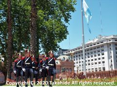 五月広場(Plaza de Mayo)

サン・マルティン近衛兵(General Jose de San Martin Cavalry Regiment)が交代式に向けてカサ・ロサダ(La Casa Rosada)から出てきました。


五月広場：https://en.wikipedia.org/wiki/Plaza_de_Mayo
サン・マルティン近衛兵：https://en.wikipedia.org/wiki/Regiment_of_Mounted_Grenadiers
カサ・ロサダ：https://ja.wikipedia.org/wiki/%E3%82%AB%E3%82%B5%E3%83%BB%E3%83%AD%E3%82%B5%E3%83%80