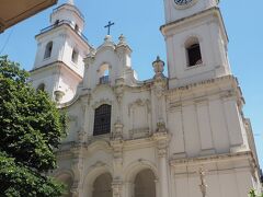 サン・イグナシオ教会(Parroquia San Ignacio de Loyola)

1675年にイエズス会(Compañía de Jesús)によって建てられた現存するブエノスアイレスで最も古い教会です。


サン・イグナシオ教会：https://en.wikipedia.org/wiki/St._Ignatius_Church_(Buenos_Aires)
イエズス会：https://ja.wikipedia.org/wiki/%E3%82%A4%E3%82%A8%E3%82%BA%E3%82%B9%E4%BC%9A