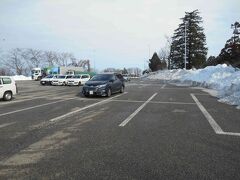 北陸道へ入って、最初の小矢部川サービスエリア（上り）へ寄ります。直前には雪がたくさん降っていたので、道路わきの雪の山がすごい！