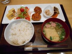 駅1階にあるカフェの、お麩を使った定食です。あっさりしていておいしいですね。こちらはメインがハンバーグ。