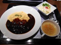 北陸道へ乗って、新潟方面へ走ります。途中、北陸道の有磯海サービスエリア（下り）へ寄って、夕食をいただくことにしました。この日は、カフェ＆レストラン有磯海でオムハヤシをいただきましたよ。