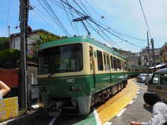 江ノ電江ノ島駅近くの踏切で迫力ある江ノ電
江ノ島ー腰越間は併用軌道（道路を電車が走る）区間で私の大好物