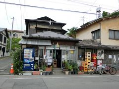 その向かいにある”平興商店”です。
菊の司酒造の分家筋にあたり、今では珍しい”角打ち”
コップに日本酒を注いで飲ませてくれる店ですが、熱燗や、夏場（7～8月）は生ビールも飲めます。
若奥さんによると、今年は暑いので6月から生ビールを始めたとのことでした。
