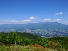 1955mの入笠山山頂では、梅雨の合間の束の間の青空が迎えてくれた。
頂上からは、北東に、地元の人も驚くほどの八ヶ岳の絶景が望めた。
最南端の編笠山から権現岳、赤岳（主峰2,899m）、硫黄岳、天狗岳などの南八ヶ岳の山々、その左に縞枯山、北横岳などの北八ヶ岳、さらに、蓼科山までが一望のもとだった。
これほどはっきりと見えるのは、非常に珍しいそうだ。
あまりの素晴らしさに声も出なかった。