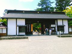 毛越寺の入り口です。平泉駅からは700メートルで、徒歩でも行ける距離にあります。