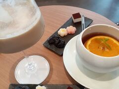 台湾ワンダーチュアン王德傳
日本橋室町テラス二階にある台湾老舗のお茶屋さんで休憩。
イートインするとお茶菓子がつきます。
もちろんその分お値段取られますけど。まあ席料ですかね。

日本橋室町テラスで前から気になっていた福岡のいなり寿司を買おうと思ったのですが、受け取り時間が三時間後だったのでやめました。三時間後って...。
今度買うときはまずいなり寿司を予約してから買い物しに行かないとですね。