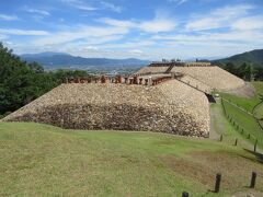 バスを降りると目の前に現れた森将軍塚古墳。
全長100mほどの大きな前方後円墳で、4世紀に造られた、森地籍を治めていた偉い（将軍）方の墓とのことです。