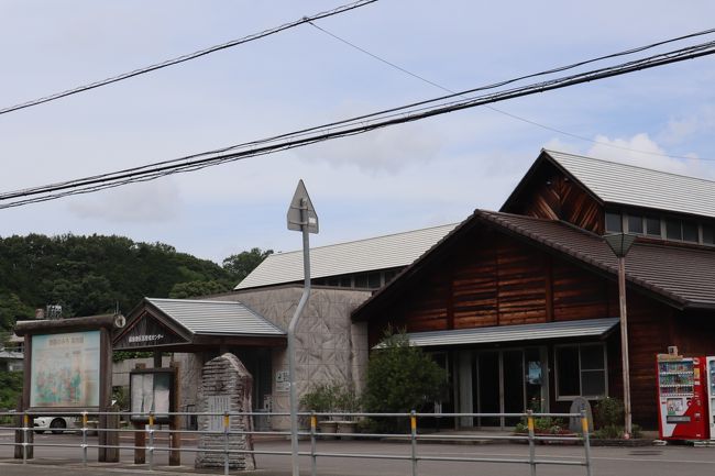 道の駅の前の道路を隔てて反対側には「お遍路交流サロン」があります。<br />四国霊場87番札所から88番札所大窪寺への参拝の途中にあり、結願所を目前に長旅の疲れを嫌す場所。<br />この前の道は「結願の道」と言われています。