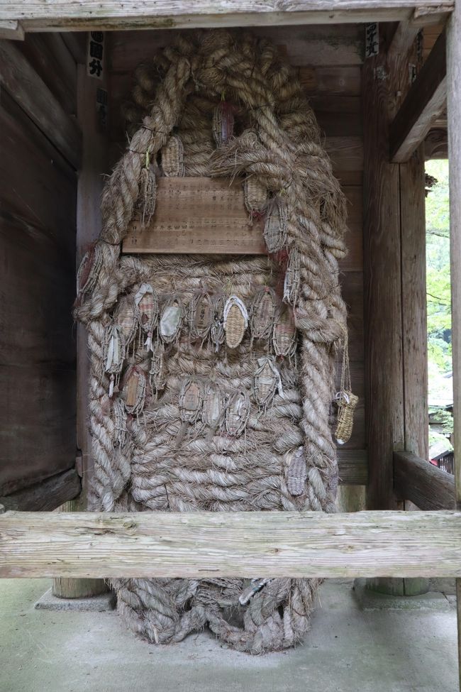 八十八ヶ所を廻り終えたお遍路さんが奉納した草履が祀られています。