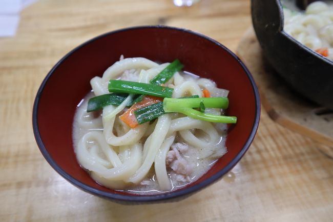 大根、人参、里芋、ごぼうなど、地元産根菜類と一緒に打ち立ての麺が煮込まれています。<br />白味噌仕立てが優しくて味わい深い。美味しかった！！