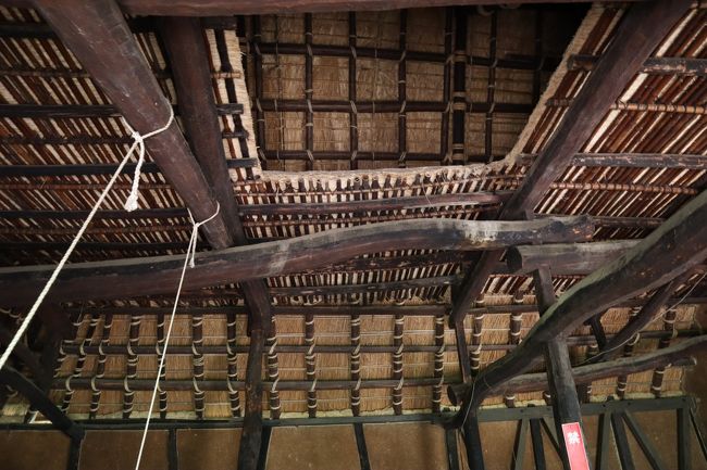 柱には栗材が使われており、多角形のチョウナ仕上げになっています。