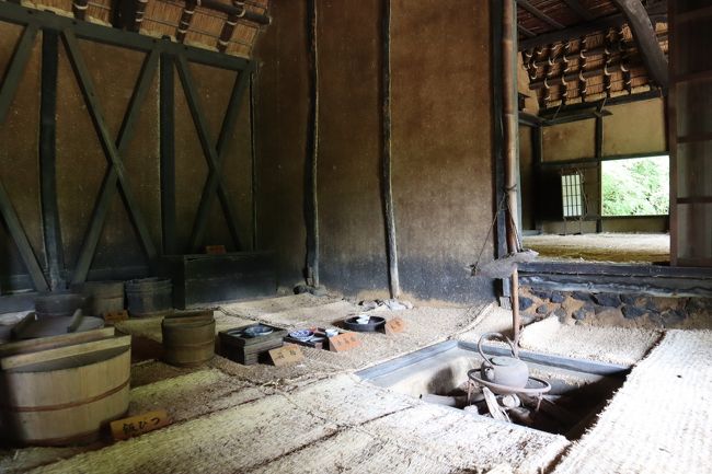 家族の団欒、食事などに使われた囲炉裏のある土座。<br />座敷は竹床となっており、板を作るのに比べて入手が容易なことと、当時の生活習慣との関係から採用されたそうです。