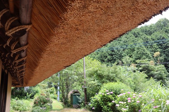 「ツクダレ」と呼ばれる屋根は全て茅葺き。