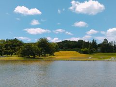 昔は島の中央の中島には阿弥陀堂が建っていました。無量光院の本堂と東中島の建物とを結ぶ延長線上に金鶏山がありますが、４月中旬と８月末に太陽が沈む様に配置されています。