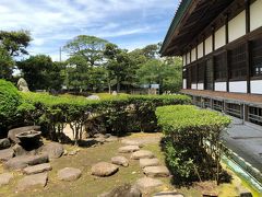 光明寺の本堂横にある、枯山水の石庭です。