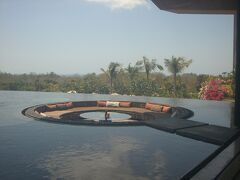 アヤナホテルの横にある系列ホテルのリンバジンバランに行きました。

アヤナホテルのエントランスからカートで行けます。

この写真はリンバジンバランのエントランスにあるロビー。