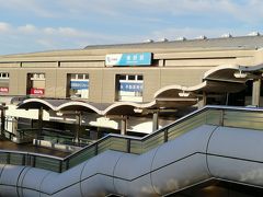 朝5時半なのに意外と明るい小田急線の駅。