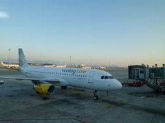 今日はアンダルシアのプライベートツアー↓
https://www.veltra.com/jp/europe/spain/malaga/a/110626
vueling航空というスペインのLCCでバルセロナからマラガへ。
実はこのvueling航空には不信感のある友人I。
公式サイトから航空券の予約をしてくれた際に、PayPal決済の途中でエラーが発生し、お金は引き落とされたのに、予約は完了しないというもはや詐欺状態に。
英語で問い合わせをしても全く音沙汰もなく、様々な方面から連絡を試みて1か月ぐらい経ってやっと予約が確定したという因縁が。
しれっとフライト時間も変更になって、現地ツアーの時間も変更してもらったりと色々対応してくれた友人Iありがとう。