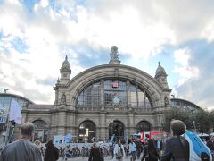 ＜フランクフルト・アム・マイン＞
フランクフルト中央駅（Frankfurt Hauptbahnhof）。1888年8月18日開業、Hannover市庁舎などを設計したHermann Eggert（1844－1920）の設計。この旅行の直後、2015年9月25日にJR東日本が、東京駅とドイツ鉄道フランクフルト中央駅が姉妹駅関係を結ぶと発表、9月30日正式調印。