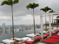 到着！
マリーナベイ・サンズ（Marina Bay Sands）！
今日はここをじっくり散策しまーす♪

カジノと3つのホテル棟は合計2,500の部屋！
ロビーまで来てどうやって上がったらいいかすぐに迷いました…。

2011年2月17日に全面グランドオープンとの事ですが、ほとんど完成していました。
スマップのＣＭでもおなじみのスカイパーク見学♪
タワーの屋上57階になります。
今回は事前予約なし

タワー3の地下B1のスカイパークチケットカウンターで購入！
(SANDS SKYPARK OBSERVATION DECK)
◆営業時間
 月～木曜: 9時30分～22時
 金～日曜: 9時30分～23時
◆料金
大人23S $【1,800円位】
子供17S $（2歳～12歳）
シニアS $（65歳以上）
2歳未満のお子様は入場無料