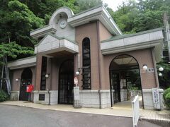 大嵐駅につきました（13:46着）
東京駅を模した駅舎です。
大嵐駅は　愛知県の旧・富山村の玄関駅だけど、
駅は静岡県にあるよ。
