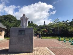 8時35分、函館空港に到着。位置関係からまずここに向かうのが効率が良いと考え、トラピスチヌ修道院へ向かう。空港からのアクセスは主要観光地を巡る函館バス「五稜郭タワー・トラピスチヌシャトルバス」があるが、始発はもう少し後なので今回はタクシーで移動。
現役の修道院ということで、宗教のことは分からないがちょっと背筋がしゃんとするような厳かな空気感。時間の為か人も少なく、観光地に来た実感が湧かない。