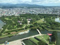 8月の五稜郭は青々とした緑が美しい！春夏秋冬違う姿を見せてくれるようなのでまた訪れてみたい。タワーの中には五稜郭にまつわる歴史が分かりやすくまとめられている。土方さんのことしか頭になかったわたしたちは、土方さんが倒れたあとも戦いは続いていたという当たり前の事実を認識。