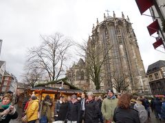 まずはアーヘン大聖堂のガイドツアーチケットを買いに、ドムインフォメーションへ。
クリスマスマーケットがあり、途中アーヘン大聖堂の横を通ります(^^)