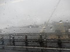 11:44 車窓からの雨に煙る金角湾