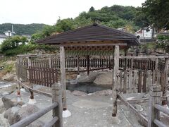 桂川の河畔にある「独鈷の湯（とっこのゆ）」

あとから来た男性が足湯を始めたけど、こちらは足湯お断りよ。

