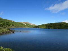 鎌沼の畔の木道を散策