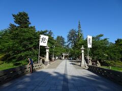 ホテルをチェックアウト後、米沢城跡に行ってみました。米沢駅から徒歩25分ほど。