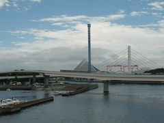 梅雨入りして久しぶりの晴れ間、金沢シーサイドラインの八景島駅付近からの八景島方向の展望と青空でウォーキングスタート