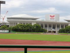 ・・途中、ヤンマースタジアム長居=陸上競技場が見えました。
緑の芝生が、目にキレイです・・☆